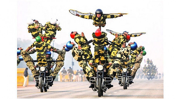 印度又开挂：一辆摩托车载了8人！再次以印式绝技征服了世界网友（视频） - 10
