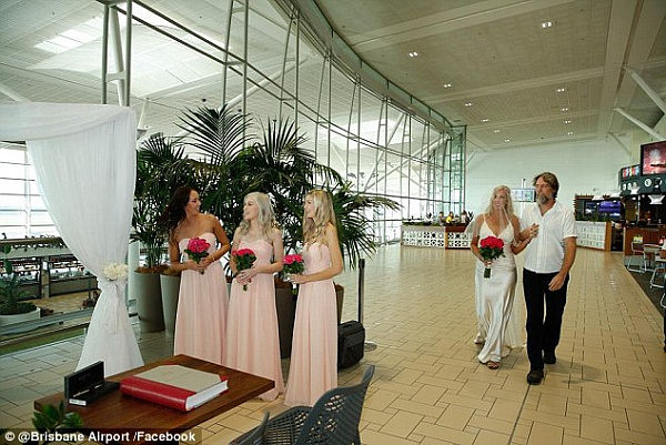 航班延迟怎么办？办场婚礼吧！情侣在布里斯班机场举行仪式 创意超赞！（图） - 2