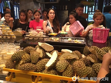 中国游客“攻陷”泰国水果节，一天就吃掉2吨榴莲（组图） - 1