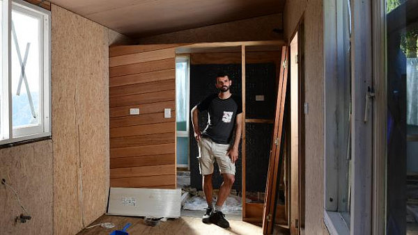 澳洲最小房产仅14平米 房主用回收材料自建而成 “除了水疗，应有尽有”  - 4