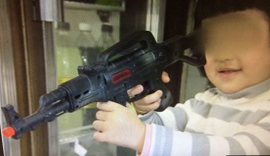 澳4岁亚裔女童真勇敢！爸爸被抢匪威胁 竟想拿玩具枪救爸爸！（视频） - 2