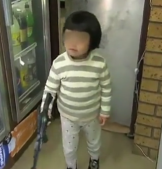 澳4岁亚裔女童真勇敢！爸爸被抢匪威胁 竟想拿玩具枪救爸爸！（视频） - 1