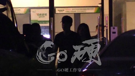 韩东君恋爱了?与外籍美女酒店过夜 球场甜蜜靠肩（组图） - 2