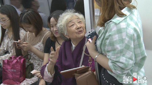 暖！80岁老奶奶随身带iPad 遇人让座拍照留恋（组图） - 3