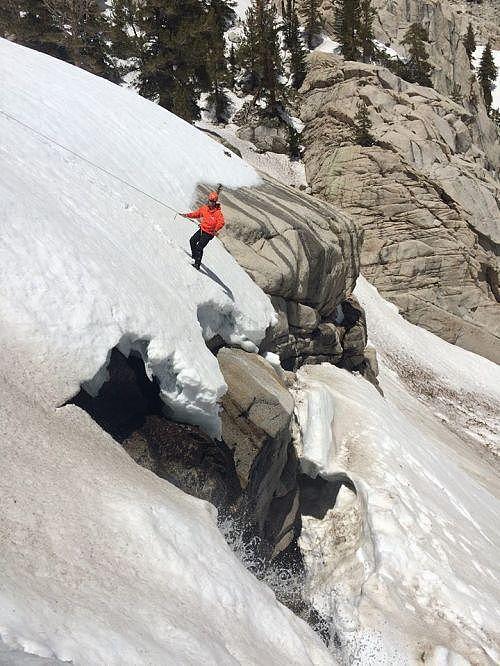 中国女孩在美国登山疑从雪坡掉落 失联两天后死亡（图） - 2