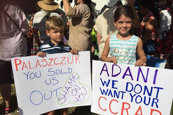 打响环境保卫战！示威者在澳总理谭保办公室门前聚集 反对政府对Adani 煤矿投资！ - 2