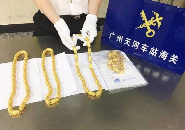 他们带着手指粗金链子出境 被海关查获（组图） - 2