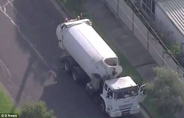 墨尔本郊区垃圾桶惊现男尸！警方已封锁该路段 称事件“疑点重重”（视频） - 3