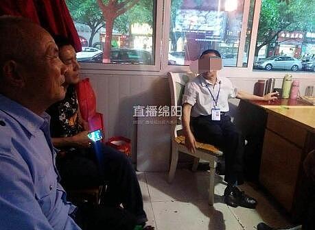 绵阳拾荒老人捡到钱包寻失主 小区门卫开口要500（组图） - 2