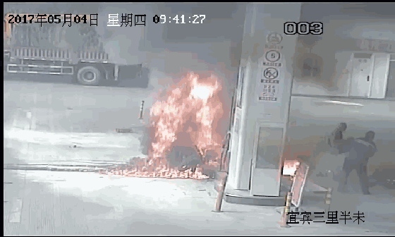 男子加油站点燃摩托，加油员火海拖车灭火（视频） - 3