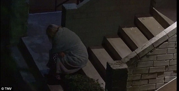 悉尼醉汉攀爬一公寓二楼阳台跌落 头部重创不治身亡（视频） - 7