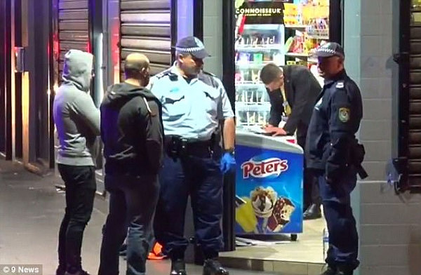 只因一句“把烟掐灭”！悉尼便利店店主与顾客扭打成一团 逼得警察动用辣椒喷雾！ - 3