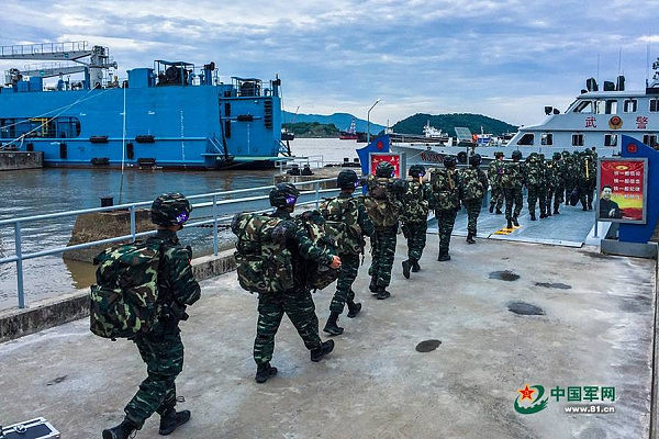 中国特战队员孤岛训练：2天1夜7人小组2斤大米（组图） - 2