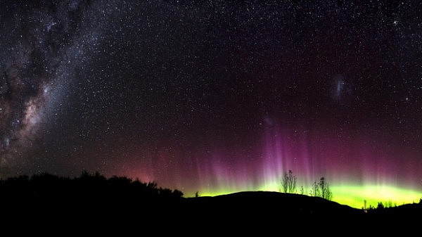 美翻了！澳洲出现罕见极光美景 塔州天空五彩斑斓炫目迷人（图） - 2