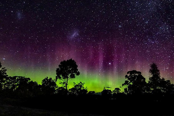 美翻了！澳洲出现罕见极光美景 塔州天空五彩斑斓炫目迷人（图） - 1