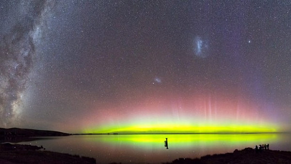 美翻了！澳洲出现罕见极光美景 塔州天空五彩斑斓炫目迷人（图） - 5