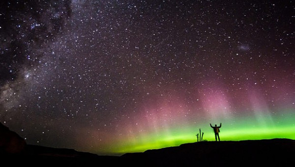 美翻了！澳洲出现罕见极光美景 塔州天空五彩斑斓炫目迷人（图） - 4