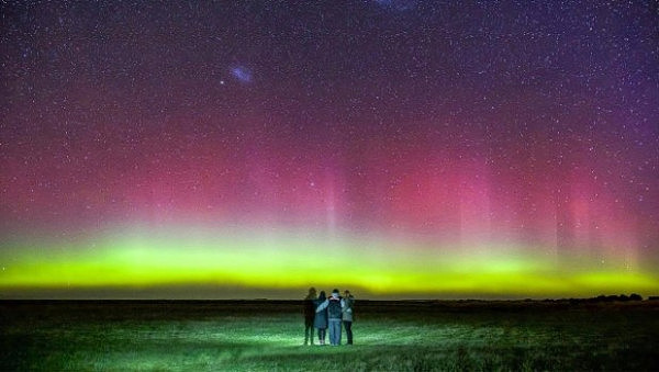 美翻了！澳洲出现罕见极光美景 塔州天空五彩斑斓炫目迷人（图） - 3