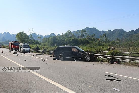 豪车高速路上爆胎失控 后排女子被甩出车外（组图） - 2