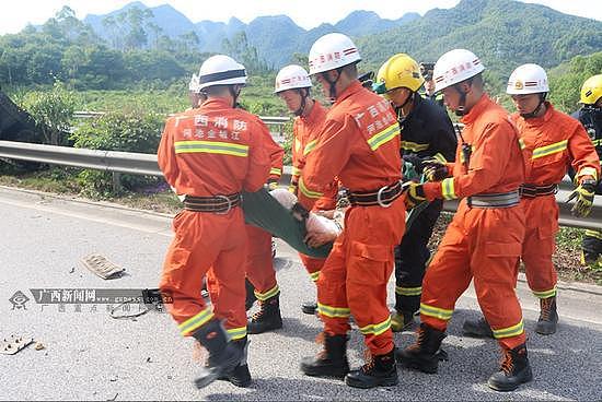 豪车高速路上爆胎失控 后排女子被甩出车外（组图） - 5