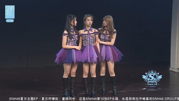 SNH48遇狂热粉冲上台 被吓得花容失色（组图） - 3