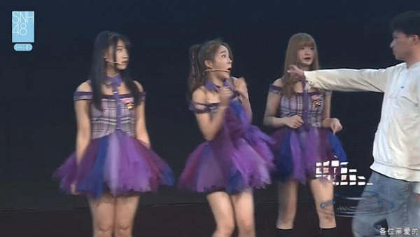 SNH48遇狂热粉冲上台 被吓得花容失色（组图） - 1