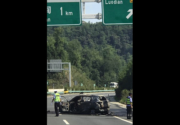 汽车爆胎起火 妻子眼睁睁目睹丈夫被烧死（视频） - 4