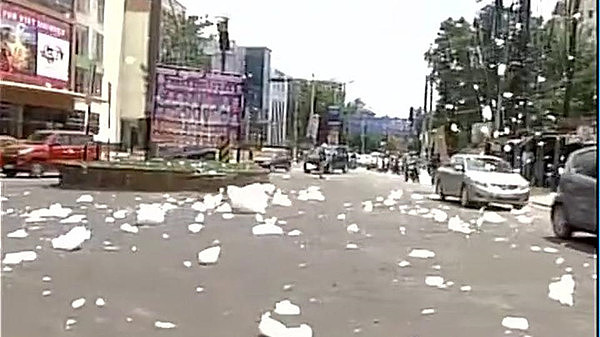 数米厚毒泡沫堵爆印度第三大城 如夏日飞雪（视频） - 2