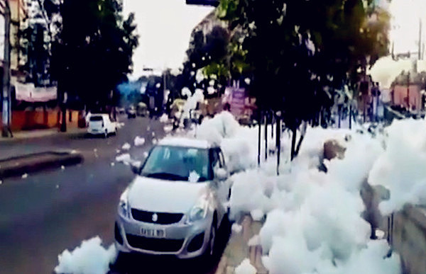 数米厚毒泡沫堵爆印度第三大城 如夏日飞雪（视频） - 3
