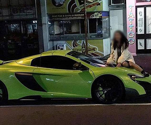 新西兰华裔男$61.6万迈凯伦豪车被“蹭车” 奇葩华人女子爬车自拍还上传社交网络！（视频）  - 2