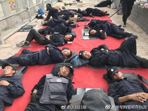 新疆警察的普通照片 却感动了无数网友 (组图) - 1