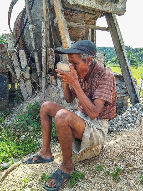 老人为情所困50年不回家 荒野搭小屋（组图） - 5