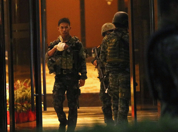 菲律宾一酒店遭枪手袭击 至少34人死忙（组图） - 8