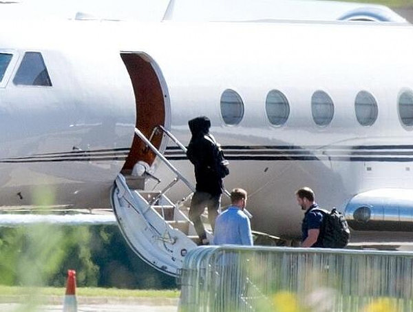 太有钱了！美国创作女歌手泰勒与新男友乘坐私人飞机 愿恋情低调处理！（组图） - 4