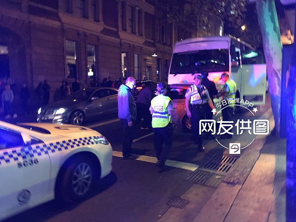 快讯！悉尼唐人街巴士撞轿车 警方封路交通阻断（组图） - 2