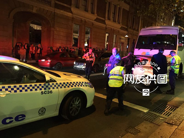 快讯！悉尼唐人街巴士撞轿车 警方封路交通阻断（组图） - 3