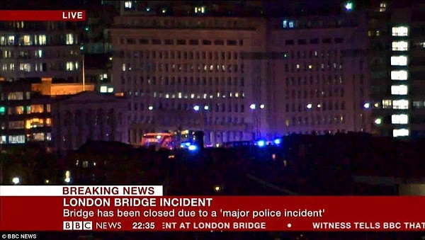 紧急突发！英国再爆恐袭？连爆三起事件！汽车冲上伦敦大桥撞人后，跳下三名中东男子，拿猎刀随机砍人！枪声四起，已有多人死伤！ - 7