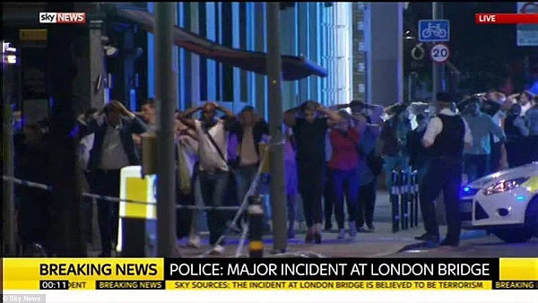 紧急突发！英国再爆恐袭？连爆三起事件！汽车冲上伦敦大桥撞人后，跳下三名中东男子，拿猎刀随机砍人！枪声四起，已有多人死伤！ - 14