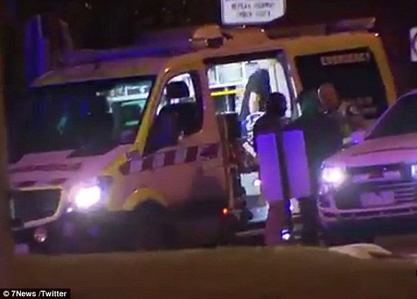 突发！墨尔本警匪街头枪战！男子当场被击毙，3警员中弹，枪手绑女人质高呼：“为IS而战”！（视频＋组图） - 16