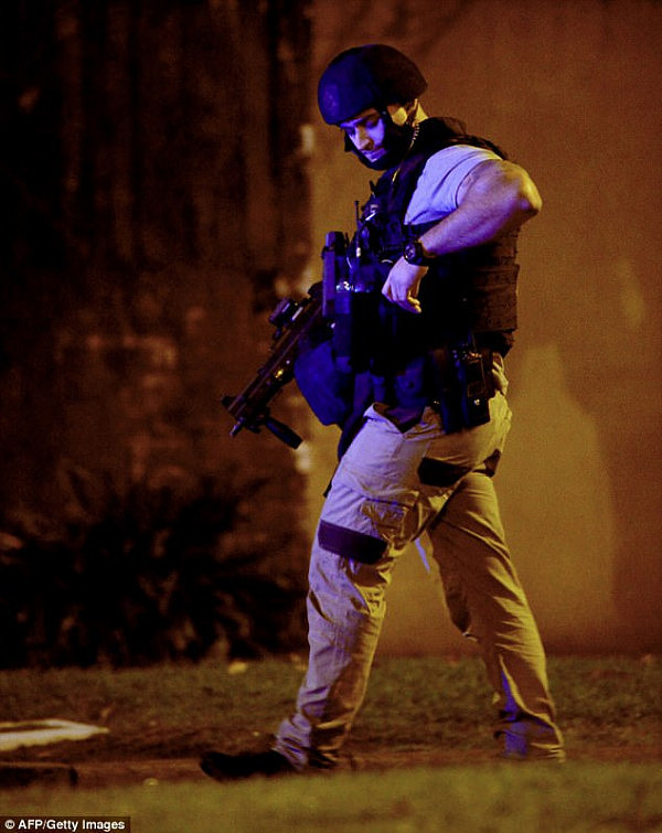 突发！墨尔本警匪街头枪战！男子当场被击毙，3警员中弹，枪手绑女人质高呼：“为IS而战”！（视频＋组图） - 11