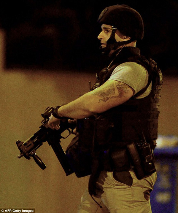突发！墨尔本警匪街头枪战！男子当场被击毙，3警员中弹，枪手绑女人质高呼：“为IS而战”！（视频＋组图） - 12