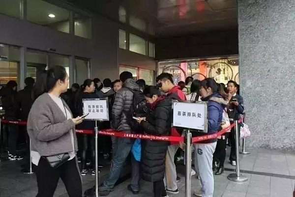 奶茶店套路深 ，被曝花钱请300多人假排队！音乐人写歌怒怼：一天不吃会死啊？（视频） - 2