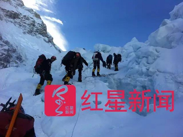 两名男子登珠峰倒在海拔8600米雪地上 上百人路过竟无人救援（组图） - 6