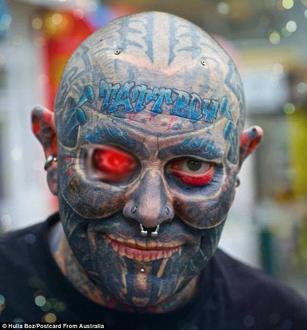 头皮发麻！澳男将眼球纹身成红色似恶魔！花费10万澳元让全身布满纹身！（图） - 1