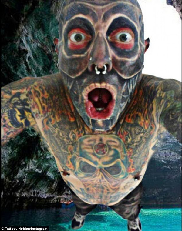 头皮发麻！澳男将眼球纹身成红色似恶魔！花费10万澳元让全身布满纹身！（图） - 7