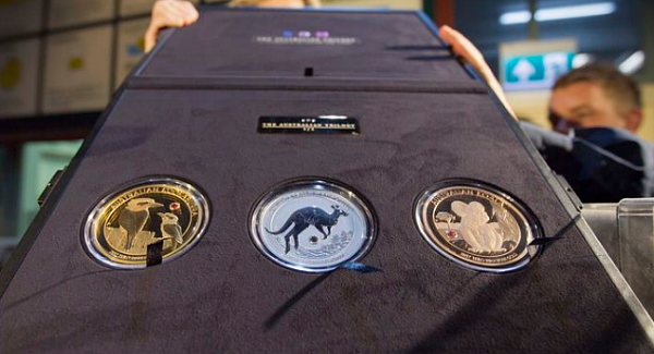 澳洲纪念币3件套180万开售！预计或被亚洲买家买走！铂金袋鼠、玫瑰金考拉、黄金笑翠鸟硬币还镶了钻！（图） - 1