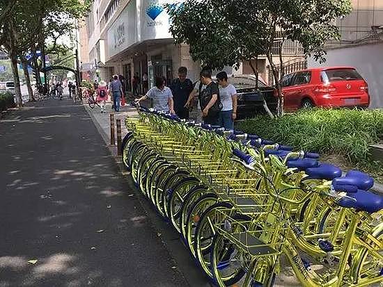 亮瞎！杭州街头出现土豪金共享单车，还能给手机充电！