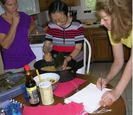 传播中国文明，中国大妈在加拿大教洋媳妇包粽子（组图） - 1