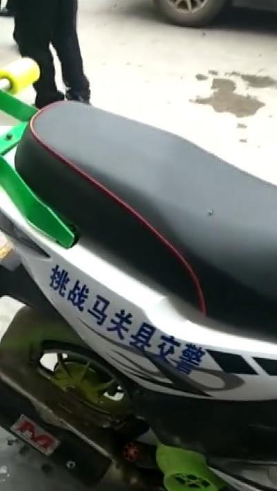 一群小伙开改装摩托玩特技 称挑战全云南交警