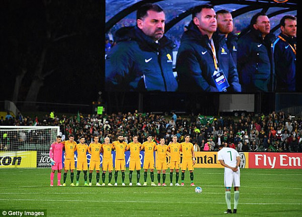 世界杯预选赛对阵澳洲 沙特队开场前拒绝为伦敦恐袭死难者哀默哀！网友怒了！(视频) - 2